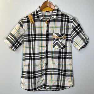 Vese short sleeve button up shirt.  Size Small.